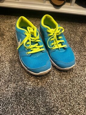 Women’s 8.5 Nike Sneakers